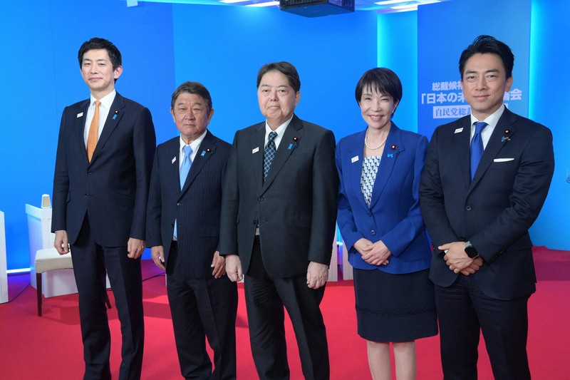 討論会を終え、記念写真におさまる自民党総裁選の候補者ら＝東京都中央区で2025年9月28日午後8時14分（代表撮影）