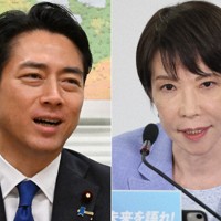 小泉進次郎農相（左）と高市早苗前経済安全保障担当相