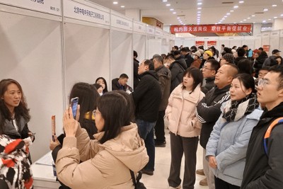 就職難を反映し、多くの若者がつめかけた就職説明会＝北京市郊外で2024年11月29日午前10時38分、河津啓介撮影