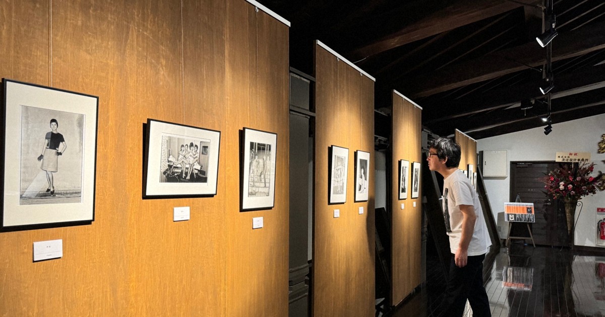 新宿舞台の「流しの写真屋」 渡辺克巳さん写真展、地元・盛岡で | 毎日新聞