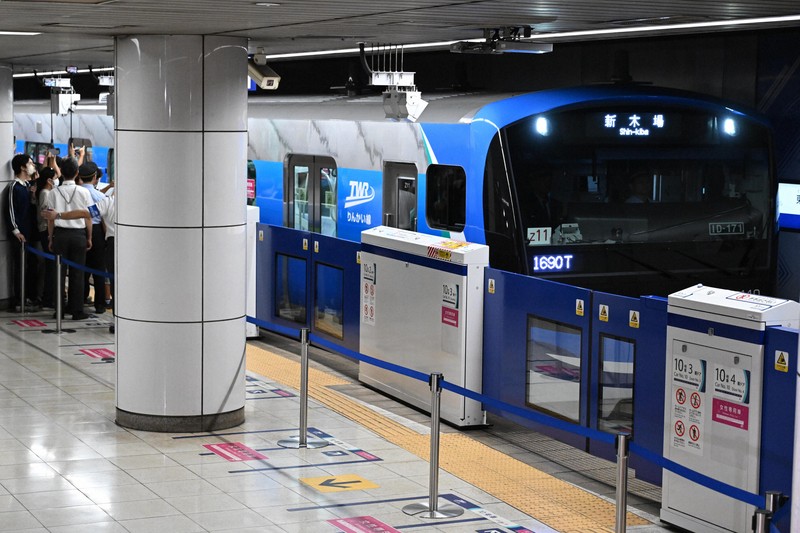 ほほえみ」たたえた29年ぶりの新型車両 りんかい線で出発式 | 毎日新聞