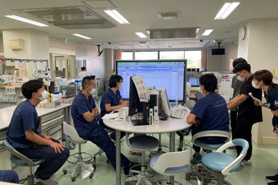 順天堂大浦安病院の救急診療科で患者の状態について話し合う救急医ら＝千葉県浦安市で2023年8月2日、渡辺諒撮影