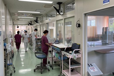 順天堂大浦安病院の集中治療室では最先端の医療が提供される＝千葉県浦安市で2023年8月2日、渡辺諒撮影