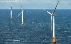 世界で最初とされる英スコットランドの浮体式洋上風力発電の施設＝スコットランド自治政府提供（© 2025 Scottish Enterprise）