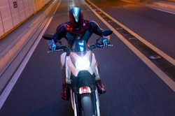 胸にベルトをつけることでバイクに乗ってもベルトを見せることが可能となった「仮面ライダーゼッツ」＝東映提供
