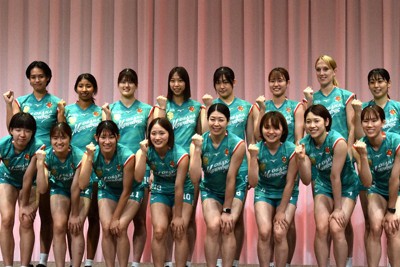 バレーボールSVリーグ女子の開幕を控え、記念写真に納まる大阪マーヴェラスの選手たち＝大阪市内で、深野麟之介撮影