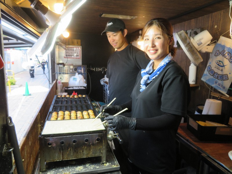 あふれるだし…玄界灘の「生たこ焼き」 キッチンカーに夫婦の夢乗せ