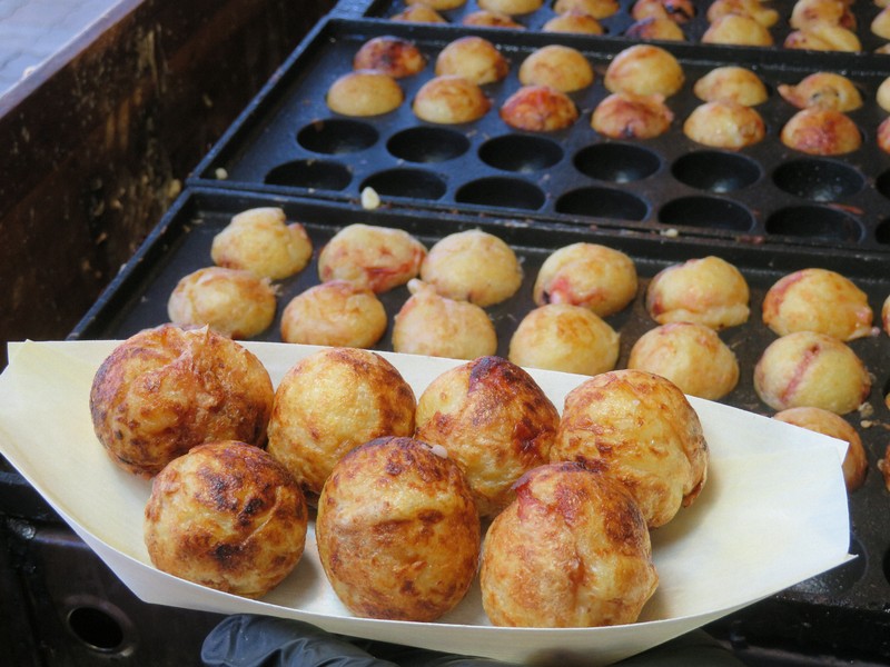 あふれるだし…玄界灘の「生たこ焼き」 キッチンカーに夫婦の夢乗せ