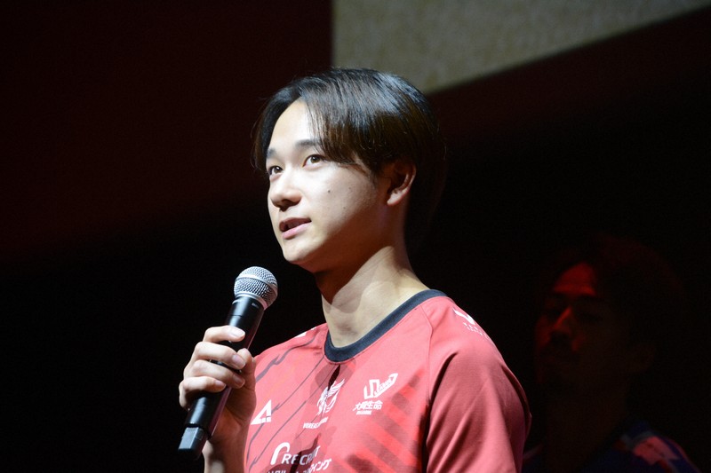 荒尾怜音、水町泰杜から「おっ、すごいやん」 SVリーグ開幕会見 | 毎日新聞