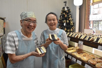 コテイベーカリー店主の馬中俊夫さん（左）と妻のいつ子さん。シベリアは毎日店に並ぶが、購入は先着順＝横浜市中区で、小林杏花撮影