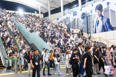混雑する夢洲駅改札の階段（9月16日、筆者撮影）