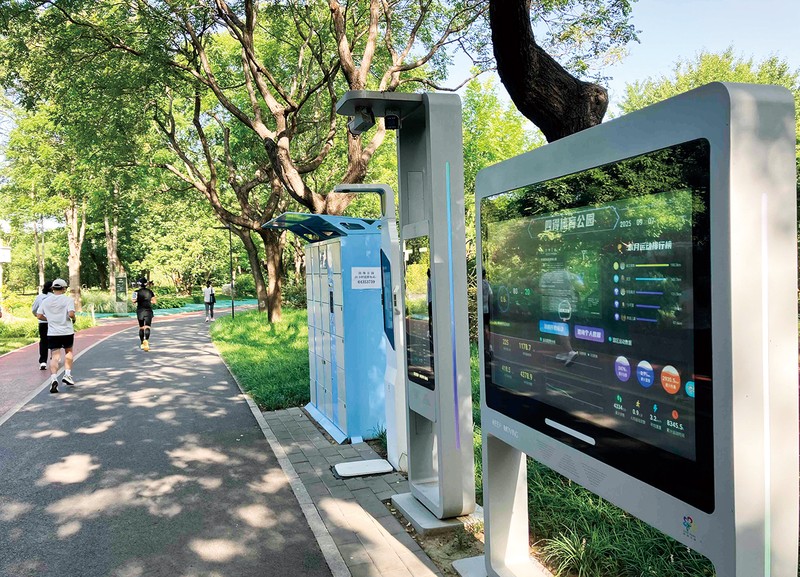北京市内のランニングコース。デジタルパネルなどが設置されている （筆者撮影）
