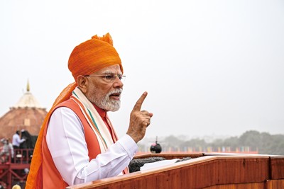 インドの独立記念日式典で演説するモディ首相＝２０２５年８月15日 (Bloomberg)