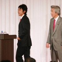 小泉純一郎氏（右）が政界引退を正式表明した地元の講演会で、支援者に紹介される次男の進次郎氏＝神奈川県横須賀市内のホテルで2008年9月27日午後7時8分、小出洋平撮影