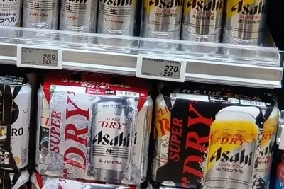 スーパーの棚に並ぶアサヒビールの「スーパードライ」=東京都内で2025年9月、佐久間一輝撮影