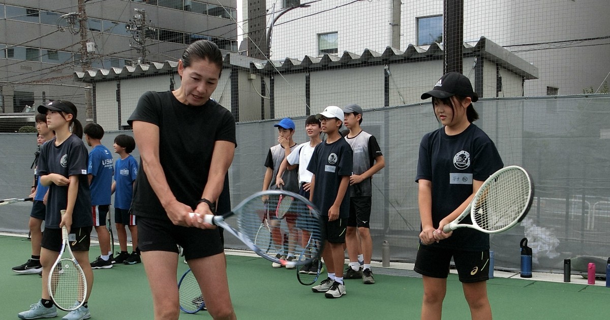 伊達公子さん、中学生にテニス指導 部活の地域展開一環で 渋谷