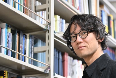 斎藤幸平・東京大准教授＝東京都目黒区で、三浦研吾撮影