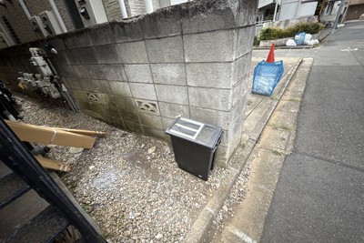 赤ちゃんが遺棄された現場。ゴミ箱は事件当時とは違うものが置かれていた＝東京都内で2025年9月30日午後0時15分、安達恒太郎撮影