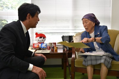 チチヤスの本社で久保貴義社長（左）と面会し、被爆当時に関するチチヤスの資料を見る島田栄子さん＝広島県廿日市市で2025年9月12日午前10時23分、根本佳奈撮影