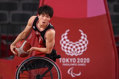 銀メダルを獲得した東京パラリンピックの決勝戦でプレーする鳥海連志選手＝有明アリーナで2021年9月5日、久保玲撮影