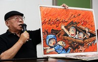 Susumu Nishiyama shares his experiences while showing a picture depicting a scene near the Nagasaki A-bomb hypocenter, in Fukuoka's Sawara Ward, July 22, 2016. (Mainichi)