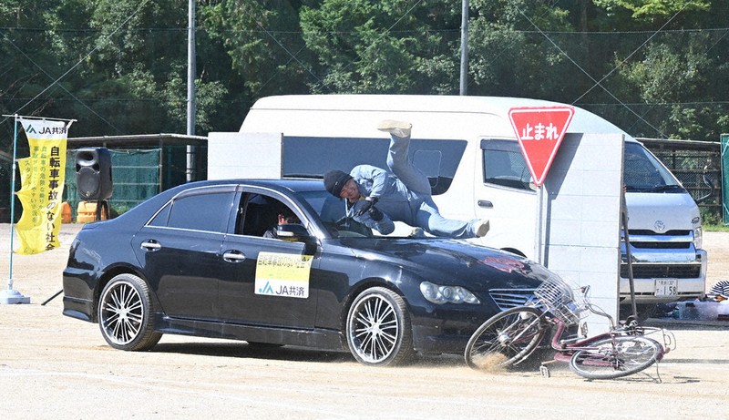 自転車事故、怖さ実感 スタント実演 橿原高で安全教室 /奈良 | 毎日新聞 自転車事故、怖さ実感 スタント実演 橿原高で安全教室 /奈良 | 毎日新聞