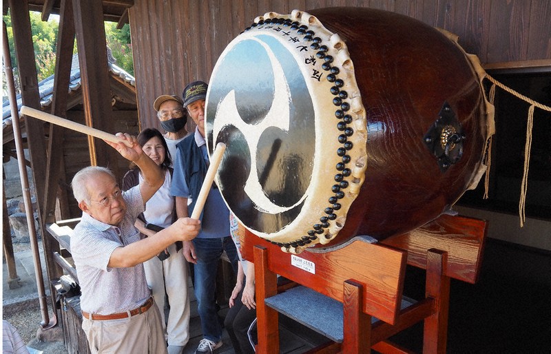 音色豪快、江戸期の太鼓 秋祭りで住民らに披露 香芝・杵築神社で発見