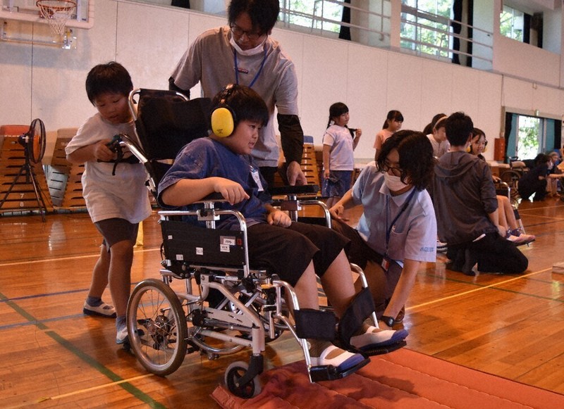 小4生、高齢者の疑似体験 施設入所者と意見交換 北九州市・熊西小