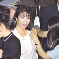 1993年夏の衆院選で初当選後、国会に初登院し議員バッジをつけてもらう自民党の高市早苗氏＝国会内で1993年8月5日