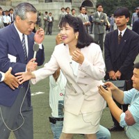 1993年夏の衆院選で初当選後、国会に初登院した自民党の高市早苗氏＝国会内で1993年8月5日
