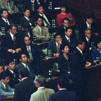 細川護煕日本新党代表が首相に指名された特別国会の衆院本会議で投票を見つめる、初当選の自民党の岸田文雄氏（前列左から3人目）と野田聖子氏（同5人目）。4列目の右端は高市早苗氏＝国会内で1993年8月6日、東京本社写真部員撮影