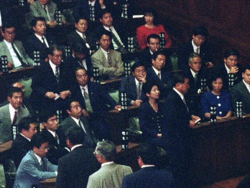 細川護煕日本新党代表が首相に指名された特別国会の衆院本会議で投票を見つめる、初当選の自民党の岸田文雄氏（前列左から3人目）と野田聖子氏（同5人目）。4列目の右端は高市早苗氏＝国会内で1993年8月6日、東京本社写真部員撮影