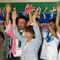 大学の教え子たちと一緒にばんざいをする奈良2区で当選した高市早苗氏＝奈良県生駒市の事務所で2005年9月11日午後11時34分、小関勉撮影