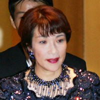 安倍内閣が発足。認証式出席ためドレスで首相官邸に入った高市早苗少子化担当相＝2006年9月26日、竹内幹撮影