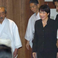 参拝を終えて靖国神社を後にする高市早苗・沖縄担当相（右）＝東京都千代田区の靖国神社で2007年8月15日午後1時23分、丸山博撮影
