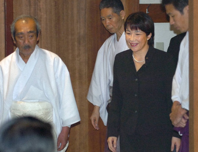 参拝を終えて靖国神社を後にする高市早苗・沖縄担当相（右）＝東京都千代田区の靖国神社で2007年8月15日午後1時23分、丸山博撮影