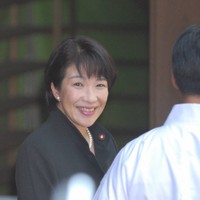 靖国神社参拝を終え、笑顔の高市早苗少子化担当相＝東京都千代田区で2007年8月15日午後1時23分、馬場理沙撮影