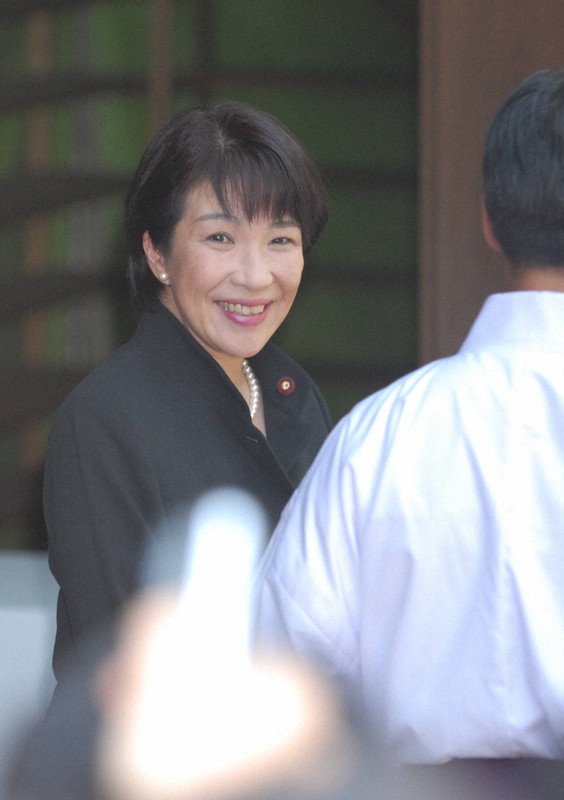 靖国神社参拝を終え、笑顔の高市早苗少子化担当相＝東京都千代田区で2007年8月15日午後1時23分、馬場理沙撮影
