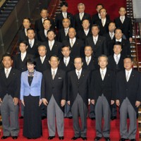 鴨下一郎厚生労働（右から2人目）、高市早苗経産（同5人目）ら副大臣と記念撮影にのぞむ福田康夫首相（同3人目）、町村信孝官房長官（同4人目）＝首相官邸で2008年8月5日午後4時17分、藤井太郎撮影