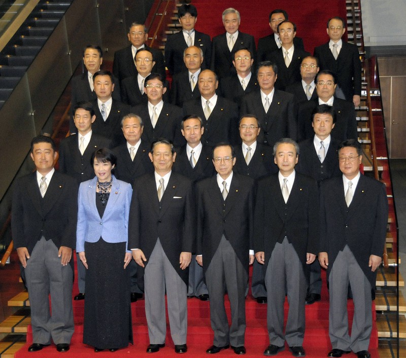鴨下一郎厚生労働（右から2人目）、高市早苗経産（同5人目）ら副大臣と記念撮影にのぞむ福田康夫首相（同3人目）、町村信孝官房長官（同4人目）＝首相官邸で2008年8月5日午後4時17分、藤井太郎撮影