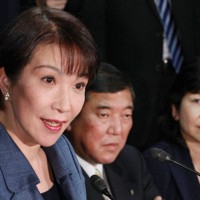 自民党新役員の就任記者会見を行う（左から）高市早苗政調会長、石破茂幹事長、野田聖子総務会長＝東京都千代田区の同党本部で2012年12月25日午後4時28分、山本晋撮影