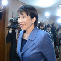 自民党本部に入る高市早苗政調会長＝東京都千代田区で2012年12月25日午後2時8分、木葉健二撮影