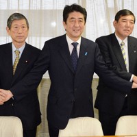 自民党臨時総務会で新役員の発表後、手をつなぎ合う、左から高市早苗政調会長、高村正彦副総裁、安倍晋三総裁、石破茂幹事長、野田聖子総務会長＝東京都千代田区の自民党本部で2012年12月25日、木葉健二撮影