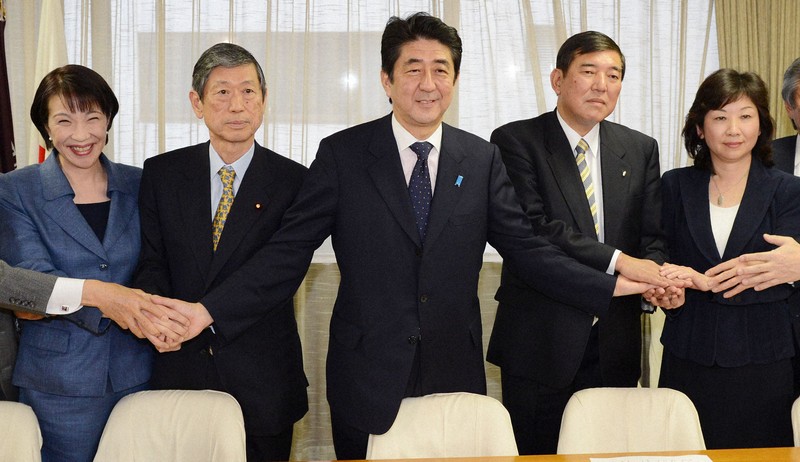自民党臨時総務会で新役員の発表後、手をつなぎ合う、左から高市早苗政調会長、高村正彦副総裁、安倍晋三総裁、石破茂幹事長、野田聖子総務会長＝東京都千代田区の自民党本部で2012年12月25日、木葉健二撮影