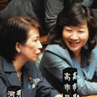 衆院本会議で言葉を交わす自民党の野田聖子総務会長（右）と高市早苗政調会長＝国会内で2013年4月26日午後0時16分、藤井太郎撮影