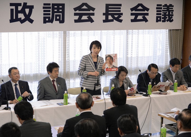 自民党の全国政調会長会議で、冒頭にあいさつする高市早苗政調会長（中央）＝自民党本部で2013年5月22日午後1時4分、手塚耕一郎撮影