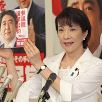 自民党の参院選公約が書かれた冊子を手に会見する高市早苗政調会長＝同党本部で2013年6月20日午後、武市公孝撮影