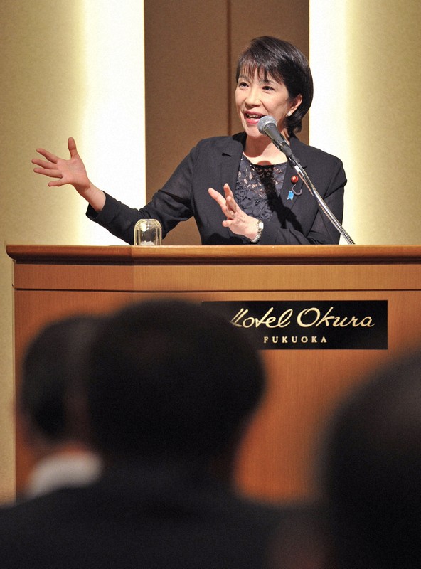 第267回「毎日・世論フォーラム」で講演する高市早苗・自民党政調会長＝福岡市博多区で2014年7月14日午後3時24分、野田武撮影