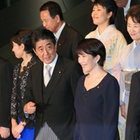 高市早苗総務相らに囲まれ記念撮影を終えた安倍晋三首相（前列中央）＝首相官邸で2014年9月3日午後7時53分、梅村直承撮影