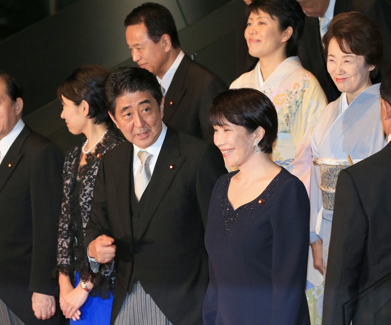 高市早苗総務相らに囲まれ記念撮影を終えた安倍晋三首相（前列中央）＝首相官邸で2014年9月3日午後7時53分、梅村直承撮影